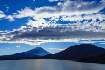 富士山と雲　山梨県身延町本栖湖にて