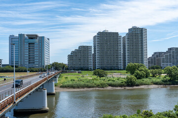 Fototapeta na wymiar 多摩川沿いの高層ビルの風景