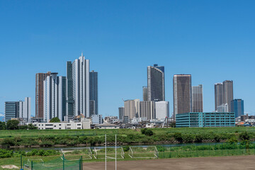 Fototapeta na wymiar 多摩川沿いの高層ビルの風景