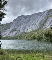 MONTA&Ntilde;A EN EL LAGO