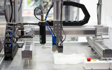 Dispensing height alignment machine. Industrial manufacture.