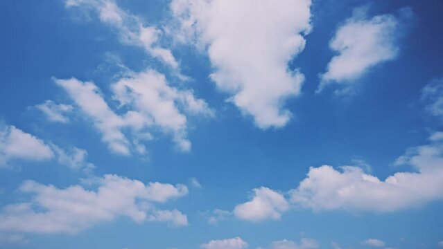初夏の青空と白い雲のタイムラプス　4K UHD