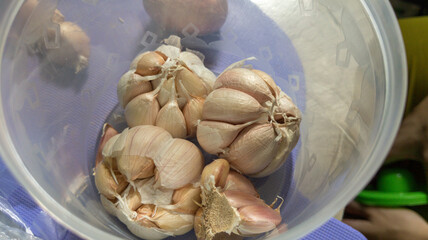 garlic in a glass bowl