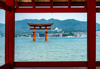 Keuken spatwand met foto 海に浮かぶ厳島神社の大鳥居と自然風景の美しさ © soramamecamera
