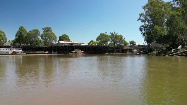 Travel across the Murray River to Echuca