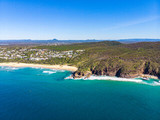 Obraz premium aerial panorama of beautiful coast of noosa national park; unique sandy beaches, cliffs and little bays with turquoise water near sunshine coast in south east queensland, australia 