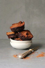 kleine vegane Brownies mit Kakaopuder und Goldglitzer - 619719581