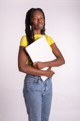 Mujer hermosa joven de color  que usa un ordenador portátil con un fondo blanco. Chica estudiante...