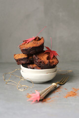 kleine vegane Brownies mit Kakaopuder und Goldglitzer zum Herbst - 619720998