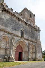 Fototapeta na wymiar Esnandes. Eglise saint-Martin vue de l'extérieur.. Charente-Maritime. Nouvelle-Aquitaine