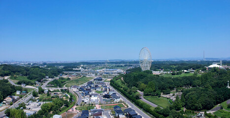 愛知万博公園の観覧車と付近周辺の住宅街の風景