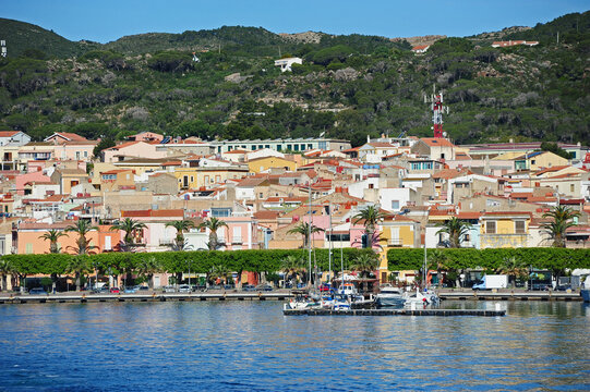 veduta di Carloforte dal mare