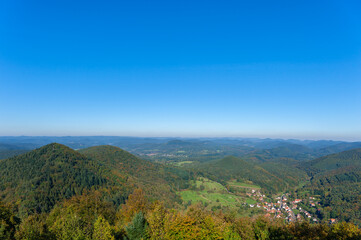 Fototapeta na wymiar Blick von der Ruine Wegelnburg auf den Pfälzerwald und das Dorf Nothweiler. Region Pfalz im Bundesland Rheinland-Pfalz in Deutschland