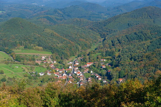 Blick von der Ruine Wegelnburg auf den Pf&auml;lzerwald und das Dorf Nothweiler. Region Pfalz im Bundesland Rheinland-Pfalz in Deutschland