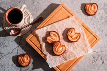 Desayuno con palmeras de hojaldre recién hechas