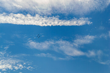 Naklejka na ściany i meble Escadron de quatre avions dans un ciel bleu estival