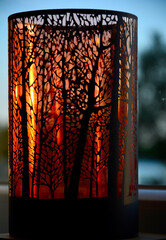 pomarańczowa lampa, czarne drzewa na pomarańczowym tle, dekoracja, ogniste kolory, poświetlona na pomarańczowo lampa, silhouette of a black tree on a night lamp, LED glass lantern	
