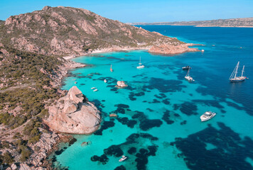Panorama di Cala Corsara isola di Spargi nell'arcipelago della Maddalena in Sardegna. La ripresa aerea del drone riprende anche la spiaggia di Cala Connari oltre al suggestivo scoglio della strega