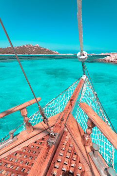 La prua di un veliero che solca i mari smeraldo e cristallini dell'arcipelago di La Maddalena tra le isole di Spargi, Budelli e Santa Maria, in Sardegna.