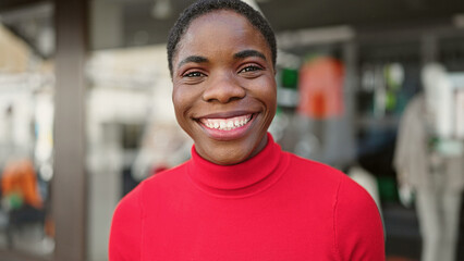 Naklejka premium African american woman smiling confident standing at street