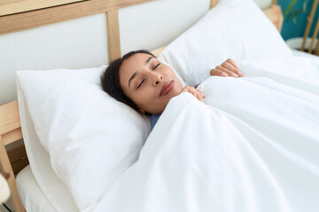 Obraz na płótnie Canvas Young arab woman lying on bed sleeping at bedroom