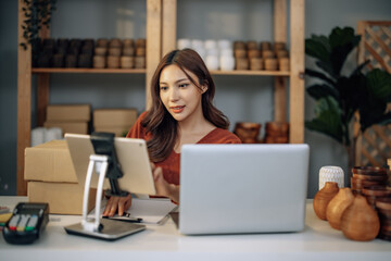 Fototapeta premium A Small business owner is live streaming to sell vases online. Manage e-commerce inventory, process orders, build trust with customers through reliable delivery to ensure a good shopping experience.
