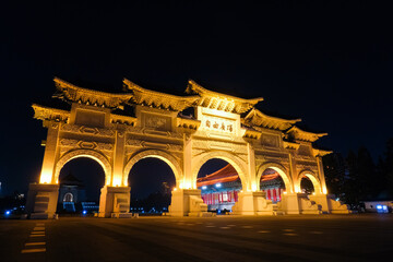 Fototapeta na wymiar 台湾 台北市 夜の中正紀念堂、自由広場門