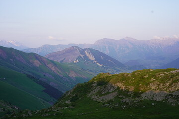 Obraz premium Die Alpen von Frankreich bei Sonnenaufgang. Eine wunderschöne Landschaft
