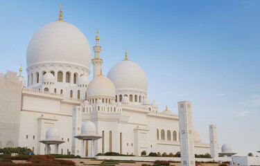 Fototapeta na wymiar 20 March 2023, Abu Dhabi, UAE: Sheikh Zayed Mosque largest mosque of UAE located in Abu Dhabi capital city of United Arab Emirates. The 3rd largest mosque in world