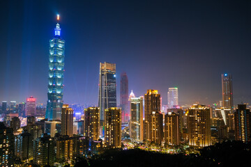 Fototapeta premium 台湾 台北市 象山、展望台（煙火平台）から見る台北の夜景