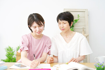 自宅で母親と勉強する娘