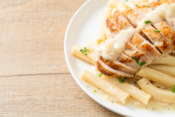 quadrotto penne pasta white creamy sauce with grilled chicken
