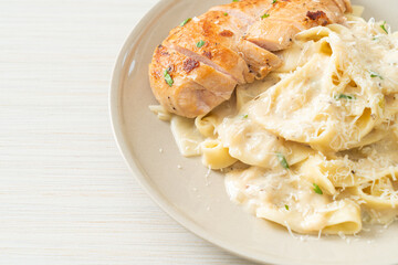 fettucine pasta white creamy sauce with grilled chicken