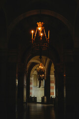 pasillo de iglesia con lámparas de velas
