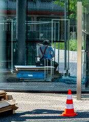 Handwerker spiegelt sich in einer Fensterscheibe, Berlin, Deutschland