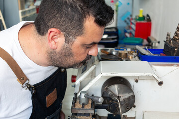 Obraz premium specialist technician modifying a workpiece on a lathe