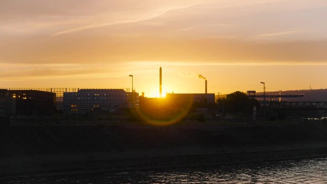 Abendliche Industriestimmung im Zollhafen Mombach, Mainz