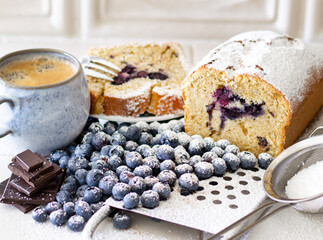 Heidelbeerkuchen mit frischen Heidelbeeren, Zucker und Kaffee