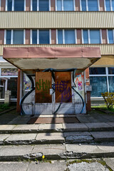 Halbüberdachter Eingang mit Treppe eines alten Wohnhauses als Lost-Place in Magdeburg, Sachsen, Deutschland - obrazy, fototapety, plakaty