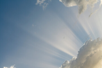 Rayos solares sobre las nubes