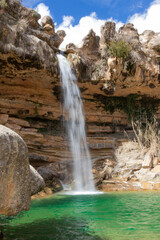 Cascada sobre poza de agua cristalina en la zona del Matarraña turolense