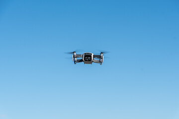 Vue d'un drone dans un lieu désertique en vol dans le ciel.	