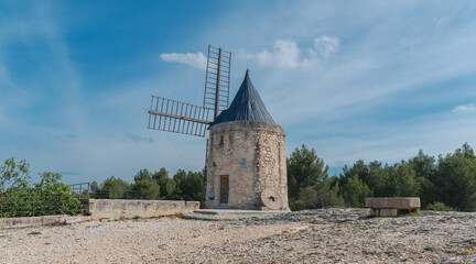 Moulin De Daudet à Fontvieille en Provence. Moulin Provençal près des Baux de Provence dans les...