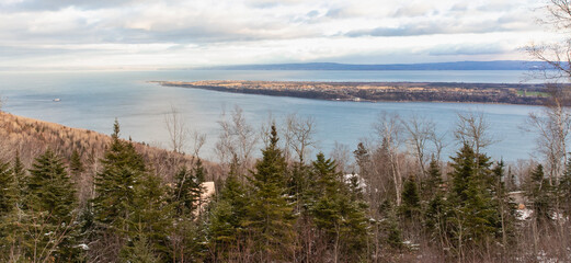 vue sur le fleuve avec une île au milieu lors d'une journée avec des nuages dans le ciel et une...