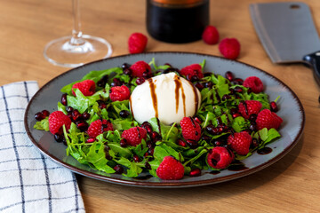 Burrata Salat auf Rucola, mit Himbeeren und Granatapfel