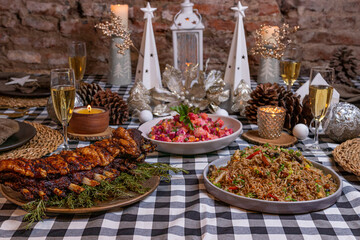 Mesa navideña, con comida típica criolla 