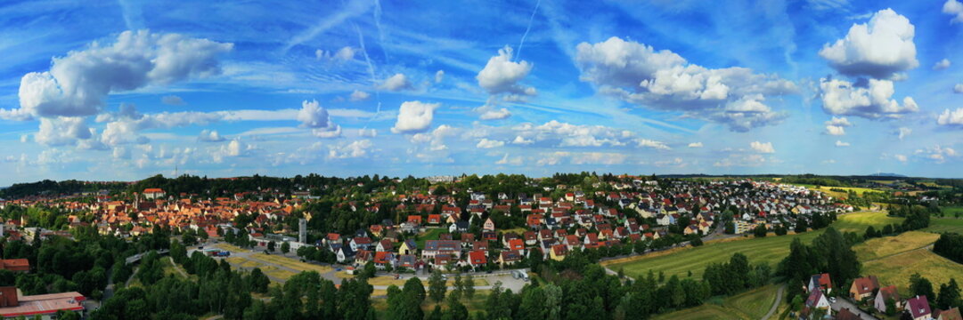 Luftbild von Feuchtwangen mit Blick auf das historische Zentrum der Altstadt. Feuchtwangen, Franken, Bayern, Deutschland.