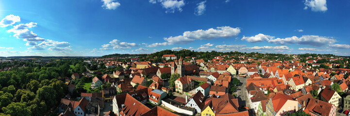 Luftbild von Feuchtwangen mit Blick auf das historische Zentrum der Altstadt. Feuchtwangen, Franken, Bayern, Deutschland.
