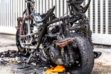 Ausgebranntes Motorrad in Marseille nach Unruhen