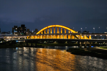 Obraz na płótnie Canvas 台湾 台北市松山区 夜の基隆河、麥帥一橋